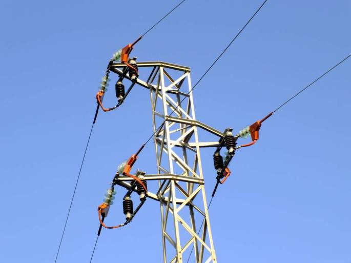 Apoyo con seccionador de cuchilla, cerca del Embalse de la Encantada (Ardales). Corregido.