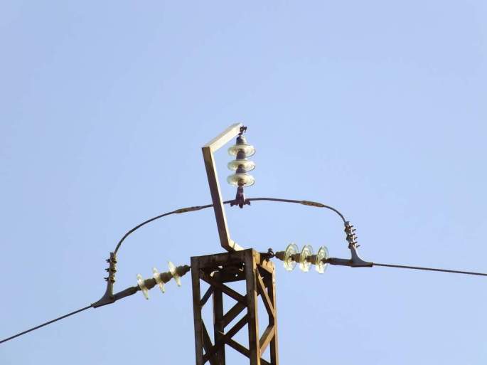 Apoyo sin aislar, causante de la electrocución de un Búho real en Agosto 2013. Diseño muy peligroso