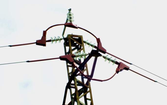 Apoyo corregido. La protección plástica de color rojo que se aprecia en la imagen evita que un ave pueda tocar el cable desnudo.