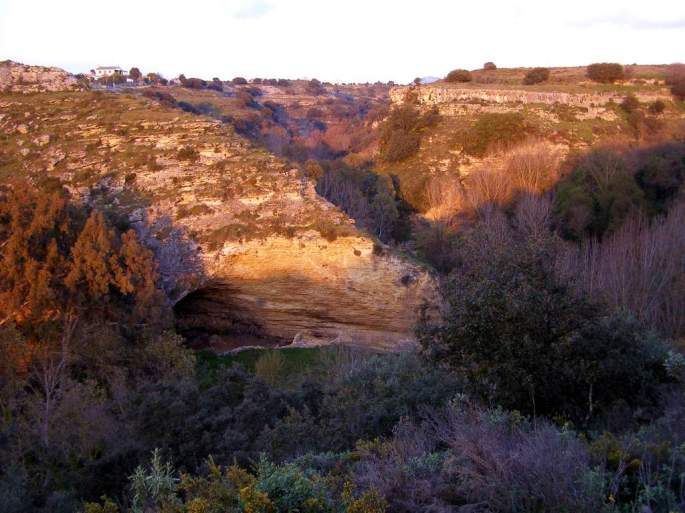 Atardecer en la Garganta del Arroyo de la Ventilla, escuchando la narración apasionada de Paco sobre la geología de la zona