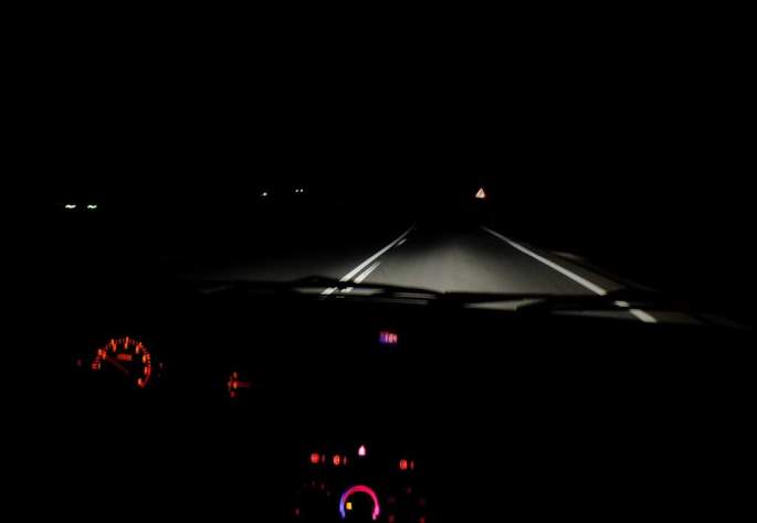 Si se realizan desplazamientos de noche, en especial al atardecer y amanecer, se debe disminuir la velocidad, para poder frenar dentro del campo de visión de las luces del vehículo.