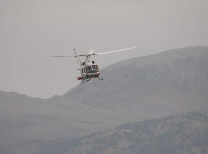 Nos sobrevuela un helicóptero del extinción a muy baja altura