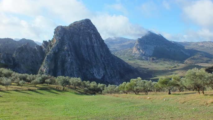 Vista del Cerro Tavizna y Hacho de Montejaque, antes del acceso a la Finca "El Pantanillo"