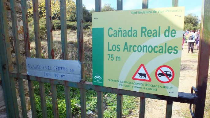 Unos días antes de la marcha se había instalado la correspondiente señalización de la Vía Pecuaria.