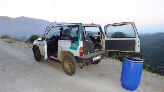 El cadáver se retira en un bidón estanco siguiendo un protocolo.