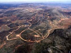 Desde el aire se puede apreciar el daño que ya se ha causado al territorio y la magnitúd del proyecto planeado
